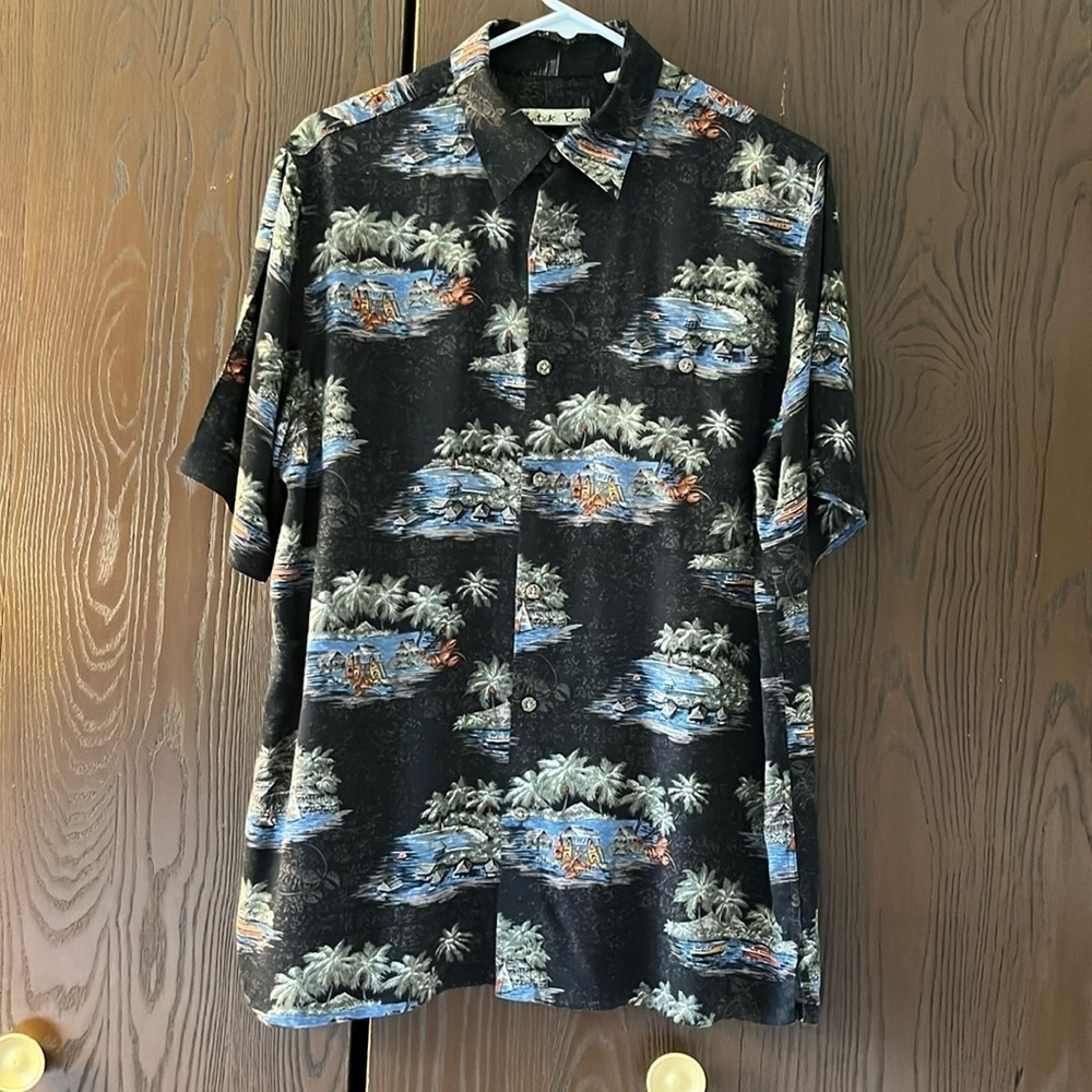 Batek Bay men’s short sleeved black shirt with ocean scenes. Size Medium.